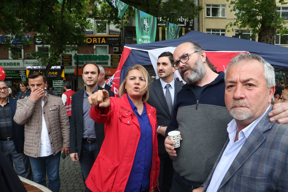 fatmakaplan's tweet photo. GERÇEKLERİ GÖSTERMEMİZE İZİN VERMİYORLAR!   

Yürüyüş Yolu ve Cumhuriyet Parkı'nda bulunan ve Cumhurbaşkanı adayımız Sn. Kemal Kılıçdaroğlu'nun gerçekleri anlattığı LED ekranlarımızı kararttılar, kaldırmak istediler.   

KEMAL BEY'İN SÖYLEDİKLERİNE, GERÇEKLERE KATLANAMADILAR! https://t.co/0zCcOAVJJj