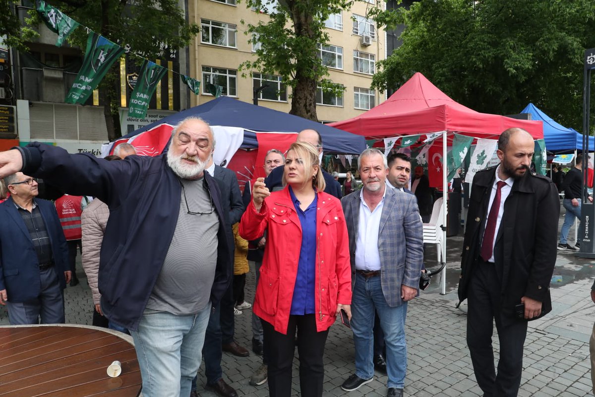 fatmakaplan's tweet photo. GERÇEKLERİ GÖSTERMEMİZE İZİN VERMİYORLAR!   

Yürüyüş Yolu ve Cumhuriyet Parkı'nda bulunan ve Cumhurbaşkanı adayımız Sn. Kemal Kılıçdaroğlu'nun gerçekleri anlattığı LED ekranlarımızı kararttılar, kaldırmak istediler.   

KEMAL BEY'İN SÖYLEDİKLERİNE, GERÇEKLERE KATLANAMADILAR! https://t.co/0zCcOAVJJj