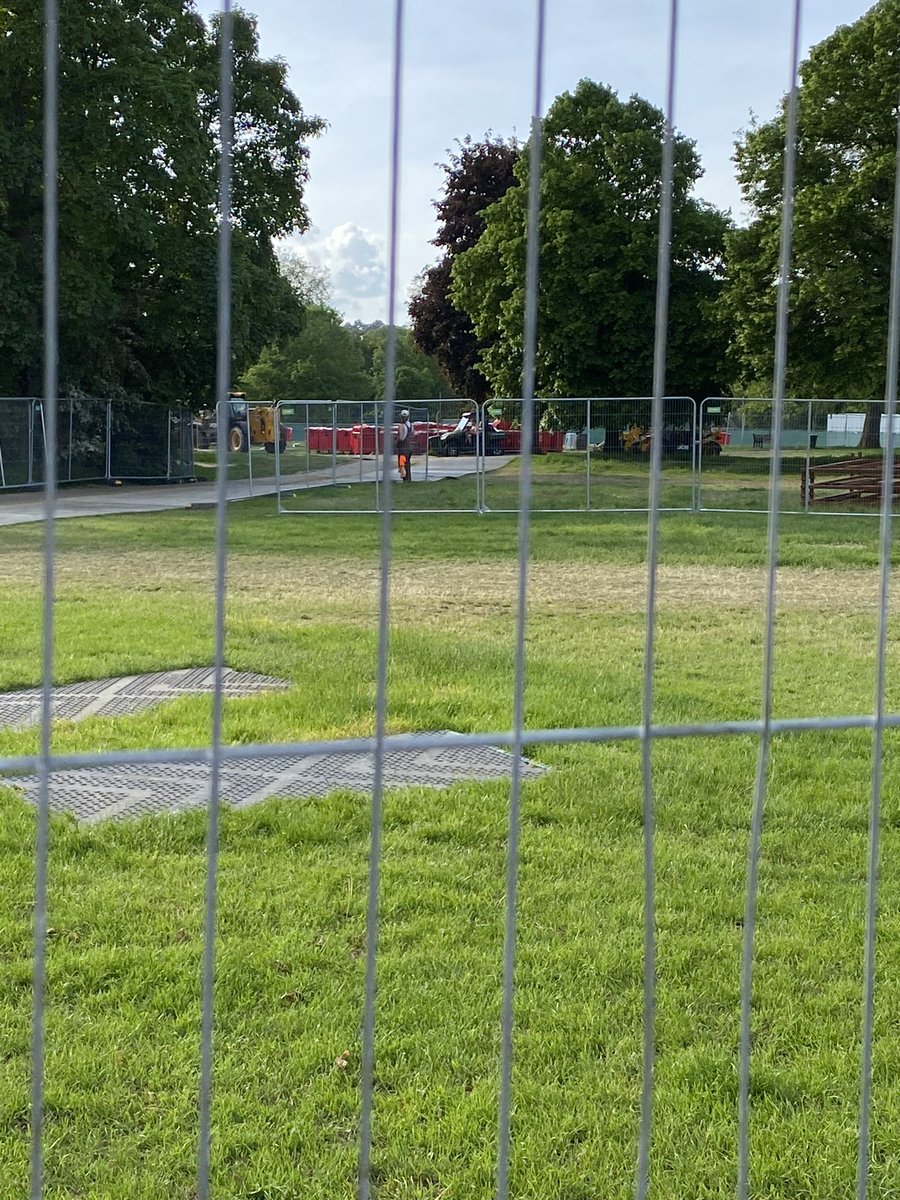 MediumConsumer's tweet image. @SaveMarlowsGB @MarlowTC @MATatBucks @BucksCouncil heavy plant compacting @ThamesPathNT adjacent #park increases #floodrisk Has this park recovered from the damage done by a similar event in December 2022 Re-turfing doesn’t undo soil compaction   @Pubinthepark_ #Chelseavibes