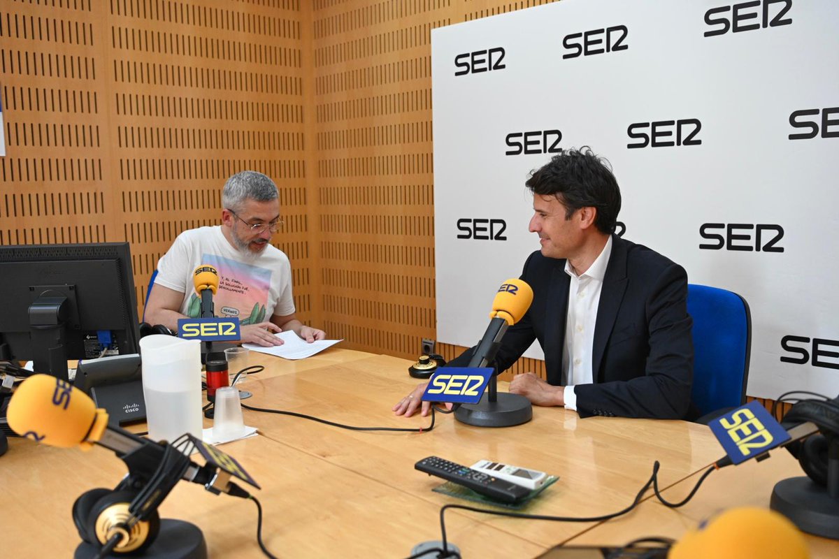 jangelalfonso's tweet photo. Esta mañana ante los micrófonos de Cadena Ser. 

Gracias a Paco por su maravillosa acogida y su estupenda entrevista. 

!Ha sido un placer estar en antena!

Entrevista completa 👇👇
 https://t.co/QkM5RJJ6DF vía @SER_Murcia

#MolinaEntreTodos #MolinaDeSegura https://t.co/qORVsDo27L
