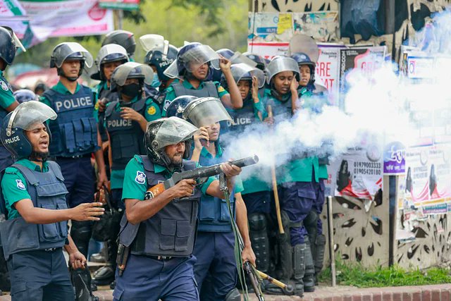 #BangladeshWave

Police  throws tear gas shells at BNP activists in Dhanmondi, May 23, 2023.