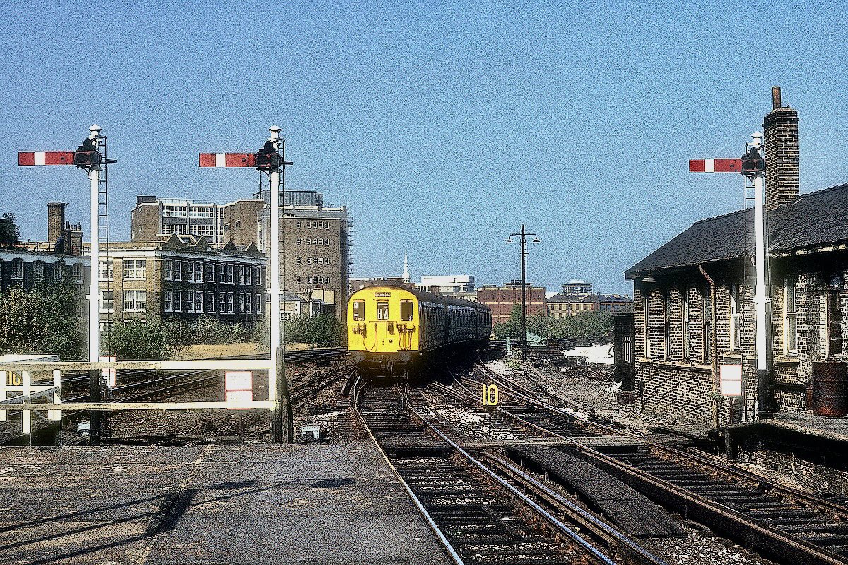 pacorrie's tweet photo. @TraceyDagley It’s quite possible your around Broad Street ?  If so here is a jail train arriving from Richmond 25/08/78.    #BRblue #broadstreet #class501 #trainspotting #London #semathoressignals https://t.co/FDTCJVnfiS