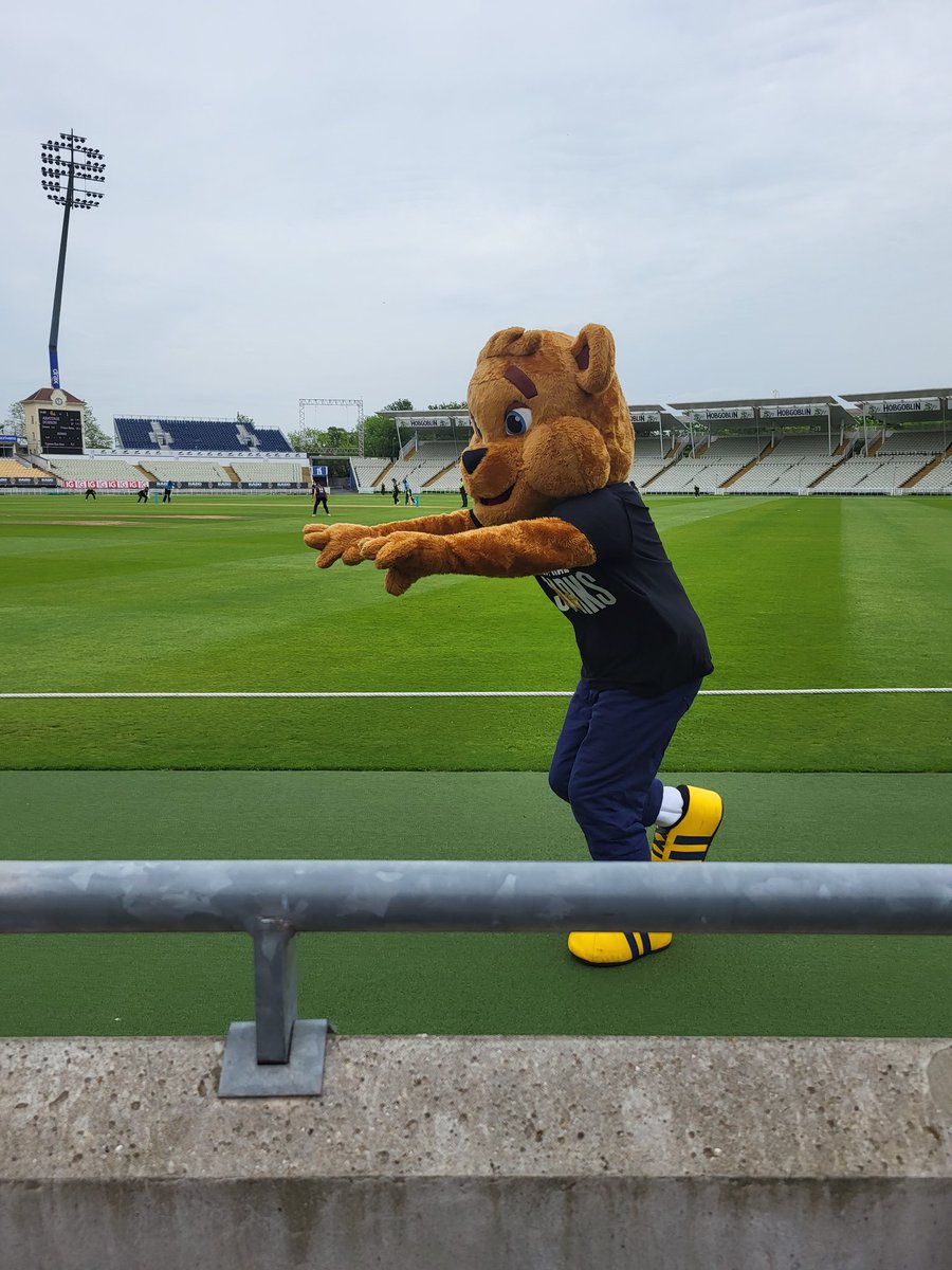 What a super day @Edgbaston watching women's cricket! Year 5 loved it! @Chance2Shine @CliftonSGO @SportAtClifton