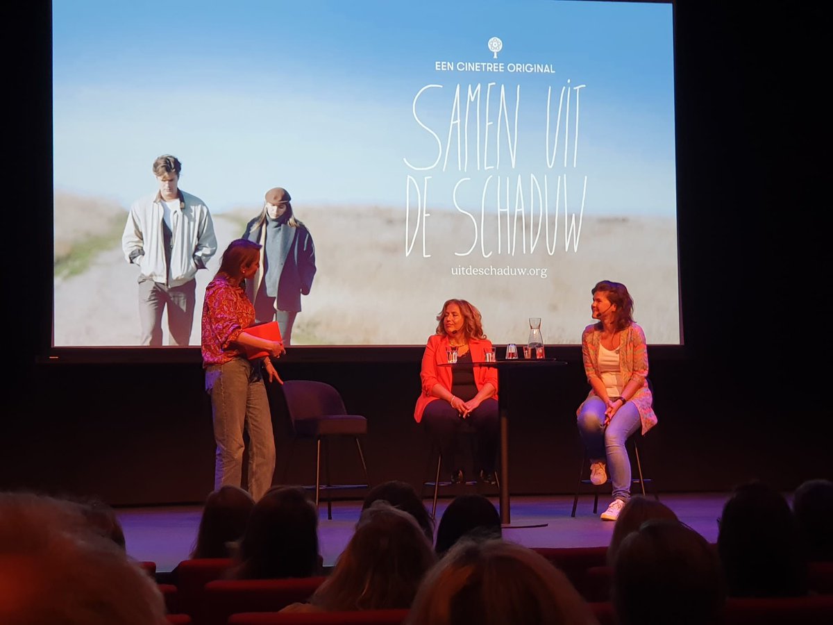Mensen hebben mensen nodig! Dat werd vanmiddag meer dan eens duidelijk tijdens het gezamenlijk bekijken en nabespreken van de docu Samen uit de schaduw. Alle naasten, (ex)cliënten, geïnteresseerden en zorgprofessionals bedankt voor jullie aanwezigheid, openheid en betrokkenheid.