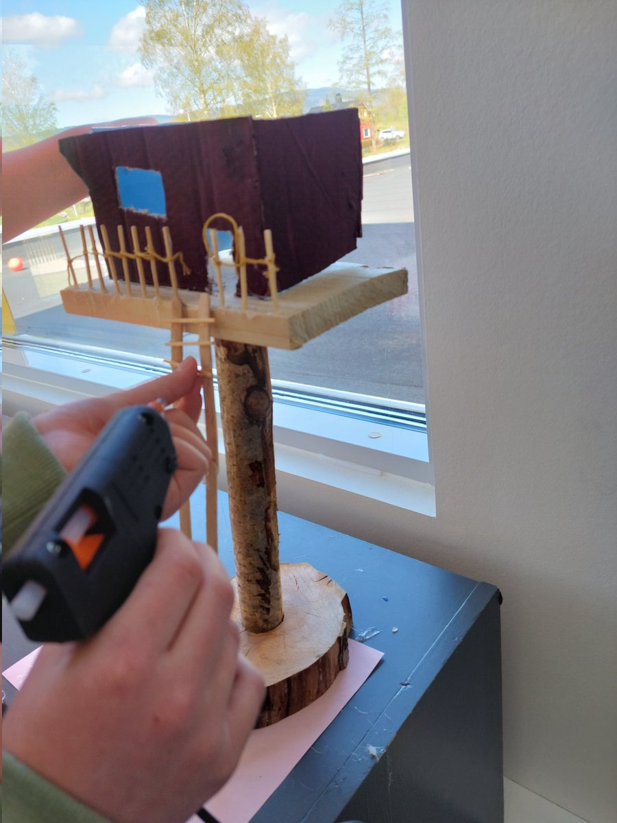 #mittklasserom 6. trinn bygger modell av tretopphytte etter kreativ designprosess med kriterier for materialer, brukerbehov og utforming. Prosess, produkt og opplevelse med #skaperskolen