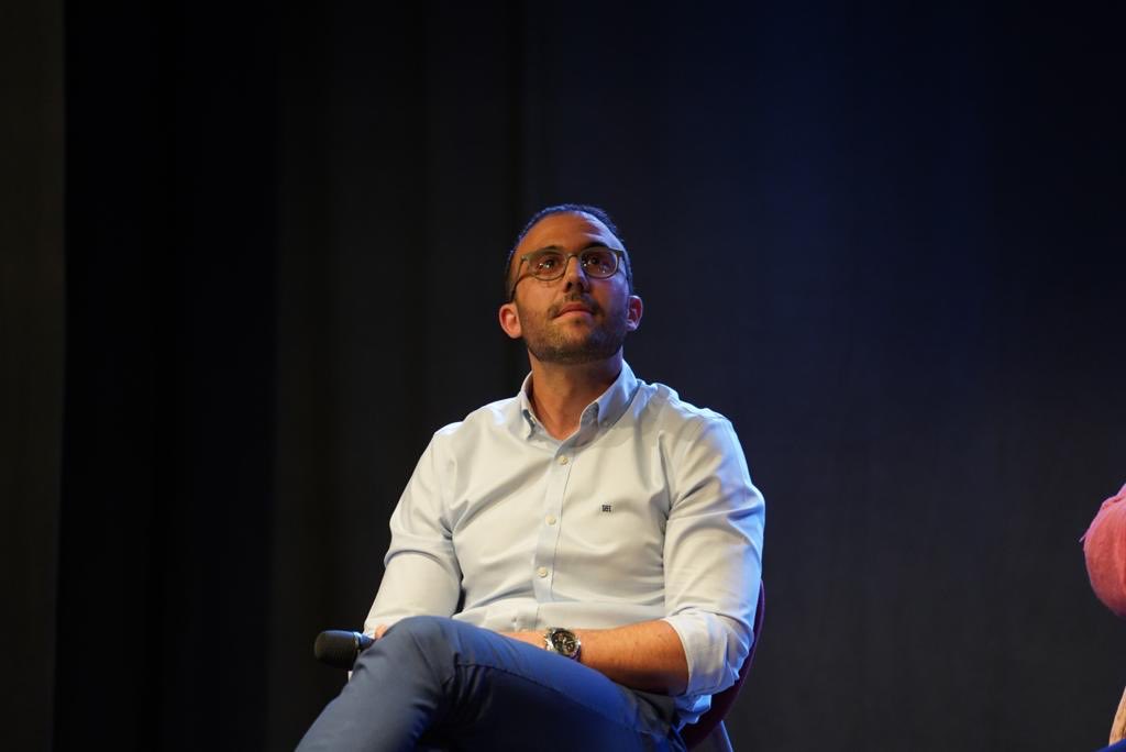 CiudadanosMCA's tweet photo. 🗣️”Nuestro partido es un partido de centro. No vamos a aceptar pactos con partidos extremistas y que no tengan como pilar fundamental la #Constitución. Apostamos porque los gobiernos se conformen desde el centro hacia los extremos y nunca al reves”.
⁦⁦@CsAndratx⁩ #28M https://t.co/fjLBLyXwwW