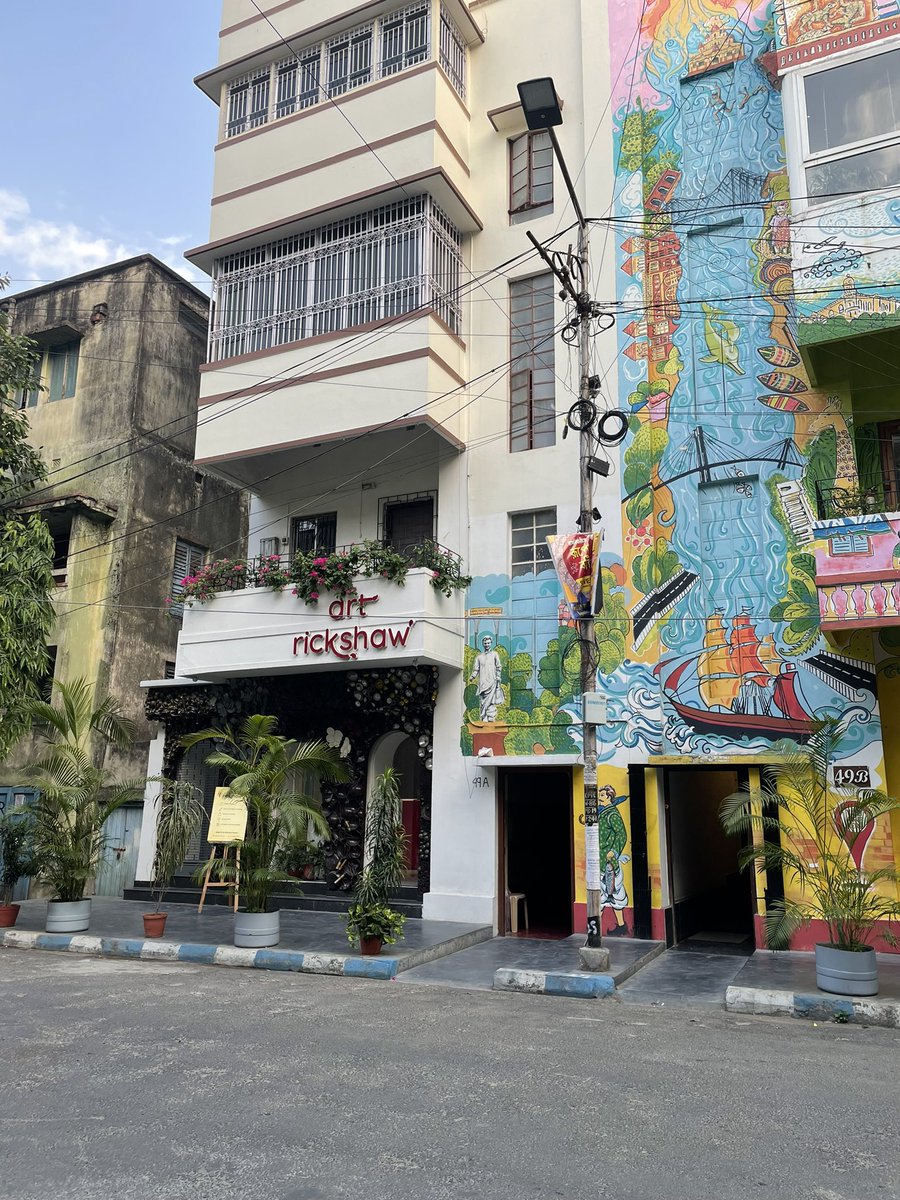 Mumbaiguru's tweet photo. The arty streets of Kolkata! Home to #Byloom and #Siennastore https://t.co/mfBXgim545