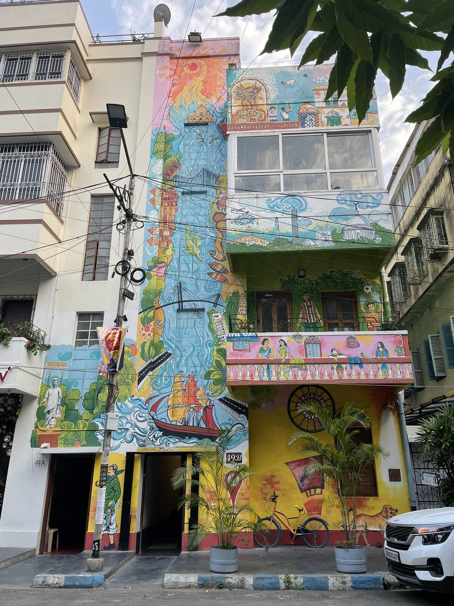Mumbaiguru's tweet photo. The arty streets of Kolkata! Home to #Byloom and #Siennastore https://t.co/mfBXgim545