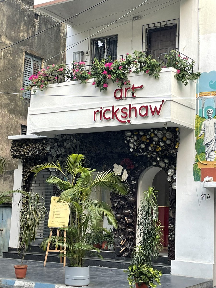 Mumbaiguru's tweet photo. The arty streets of Kolkata! Home to #Byloom and #Siennastore https://t.co/mfBXgim545
