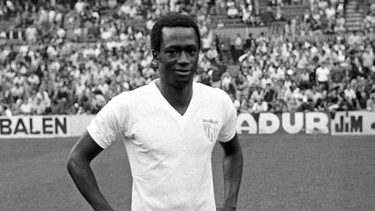 sevillafc16's tweet photo. Lo racista que es España que un grupo ultra 'biris norte' lleva el nombre de un jugador (biri biri) que es más negro que el carbón. https://t.co/HeRMRnWyG1