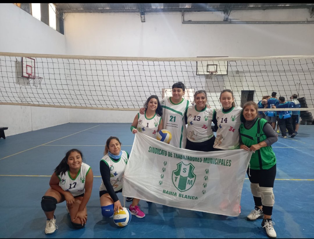 LauraHe13110330's tweet image. El equipo de VOLEY femenino de SINDICATO DE TRABAJADORES MUNICIPALES #stmbb
Este domingo 21/05 organizaron el primer torneo mixto.