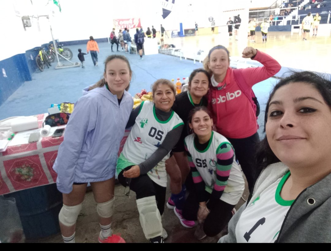 LauraHe13110330's tweet image. El equipo de VOLEY femenino de SINDICATO DE TRABAJADORES MUNICIPALES #stmbb
Este domingo 21/05 organizaron el primer torneo mixto.