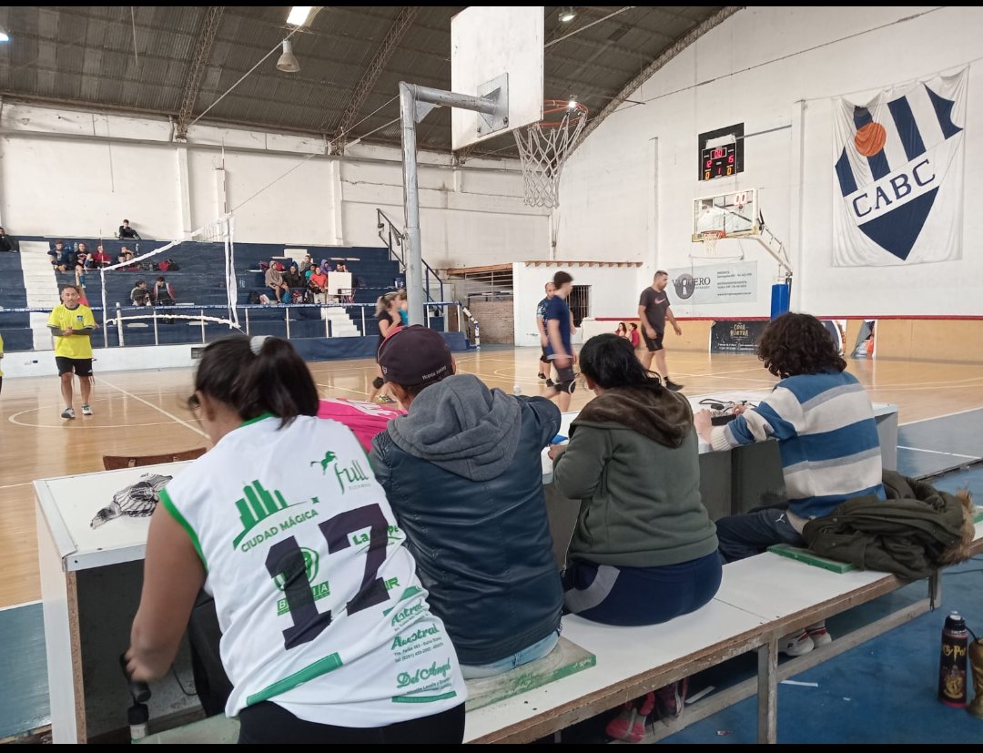 LauraHe13110330's tweet image. El equipo de VOLEY femenino de SINDICATO DE TRABAJADORES MUNICIPALES #stmbb
Este domingo 21/05 organizaron el primer torneo mixto.