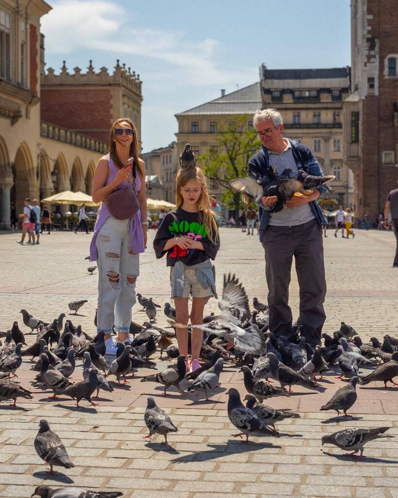 There’s always a bird man / Krakow, Poland / May 2023 / Leica M10-R / 35mm Summicron, f2 
.
.
.

#citylife #parklife #streetleaks #fromstreetswithlove #streetclassics #sublimestreet #infinity_street #streetgrammers #streetscenesmag #everybodystreet #stre… instagr.am/p/Csl8Xn6oVY_/