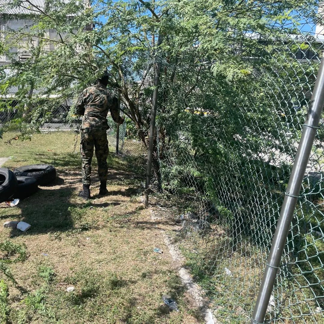 JDFSoldier's tweet photo. #Repost @thejamaicaregt
——
#HAPPENINGNOW
The First Battalion, The Jamaica Regiment is currently in the Parade Gardens Community.
See what's happening there.
#ProGente
#TheJamaicaRegiment
#JamaicaDefenceForce
#jdfsoldier
#1JR
#JCF
#JSIF https://t.co/hvCG0F2NC8