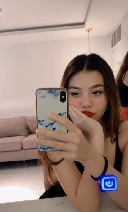 Veo una mu&ntilde;eca cuando miro en el espejo kiss, kiss https://t.co/5dyLmB2CWV