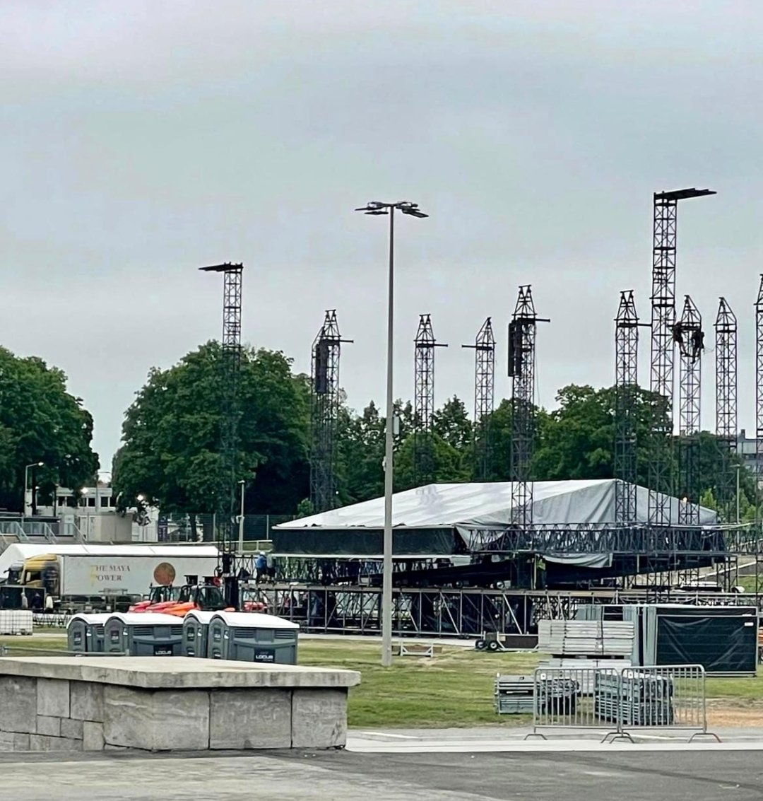 halsbruecke's tweet photo. in #leipzig wird aufgebaut ☝🏻💪🏻
am freitagabend ist es dann soweit...
#ripandyfletcher 🙏 😇
#DepecheMode #momentomori
🖤❤️🌹 https://t.co/6e48yQQFBQ