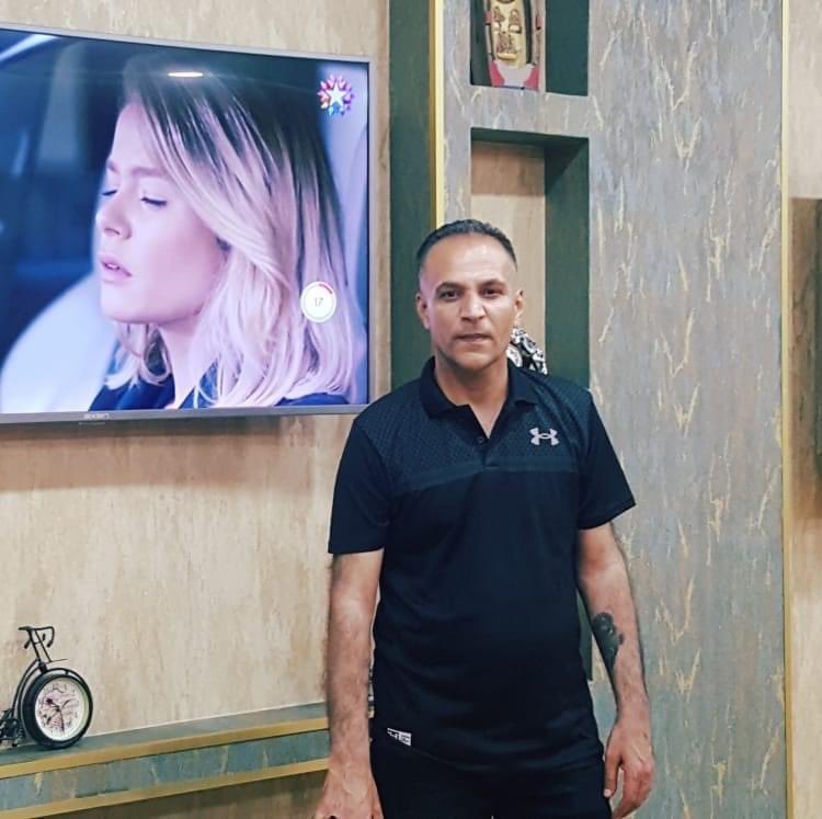 salar_ayoub's tweet photo. ابن عمي : هوشنك أيوب 
قدِم من ألمانيا لزيارة الأهل في تركيا وانقطع التواصل معه منذ حوالي الشهرين .
في الڤيديو المرفق يوثق أخر ظهور له في اسطنبول ومن ثم انقطعت أخباره نهائيا .
يرجى ممن لديه أية معلومات أن يتواصل معنا . https://t.co/L8HCnX63or