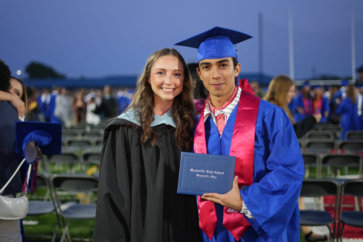 Profe_Yoakam's tweet photo. Fue un honor de presentarle a su diploma. Felicidades 🎉 Él tiene un futuro brillante. #PTBM #ALLM #Classof2023 #mhsgraduation @MHS_Monarchs @MHS_StudentCo https://t.co/TA65Z3ee09