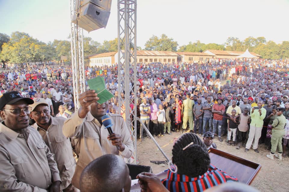 ExMayorUbungo's tweet photo. LEO MPANDA TULIPATA MUDA WA KUTOA MAPEPO

Mkutano ulipoisha tulipata Muda wa Kutoa mapepo na Kusafisha nafsi za Watu.

Watu 69 Waliorogwa na CCM walirudisha kadi zao za CCM 

Pia walitolewa mapepo ya Kuipenda CCM bila Sababu.

#Operation255
IGA UFE &amp; JARIBU UFILISIKE https://t.co/nmcsiShD0C