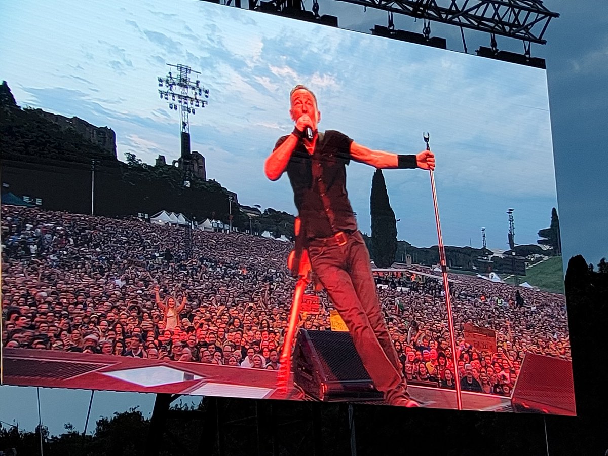 Monicaoliveriog's tweet photo. The Boss! The Best! Formidabile, ineguagliabile, unico🔥❤️
#Springsteen #springsteenroma #SpringsteenTour2023 https://t.co/I7ojOlFSoD