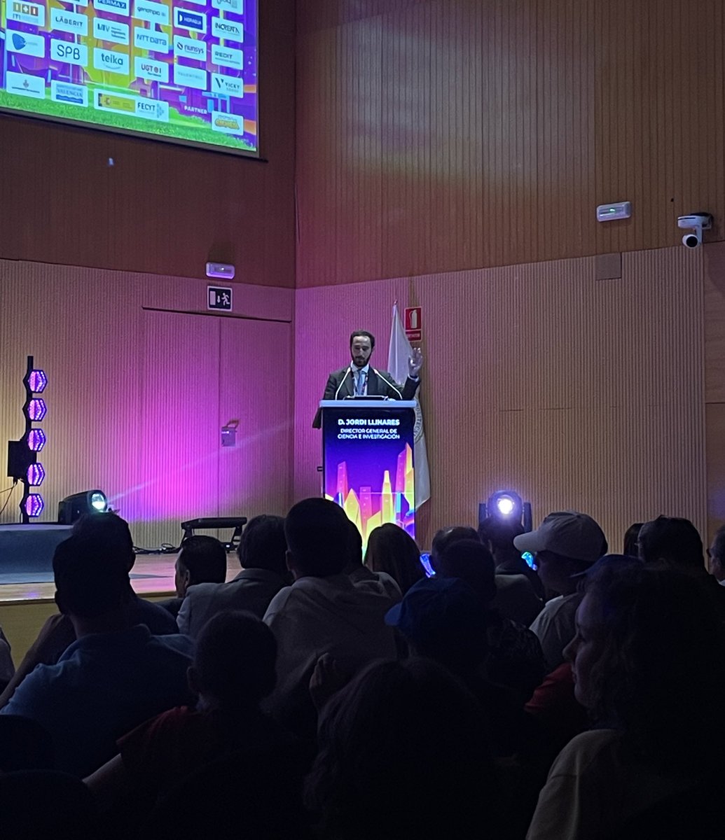 Nos dedica unas palabras Jordi Llinares, Director General de Ciencia e Investigación: “Este tipo de eventos contribuye a mejorar el modelo educativo.”