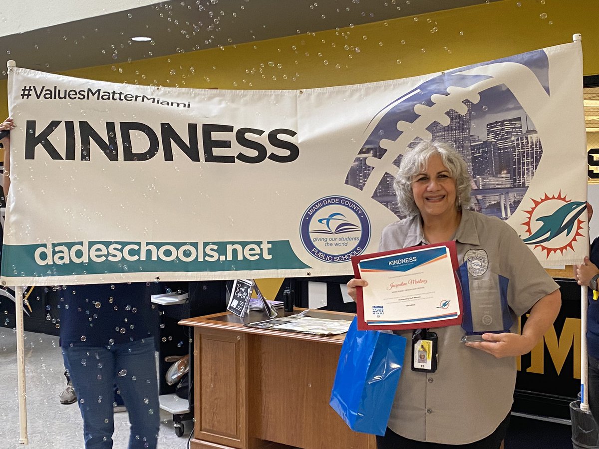 StdtSvcsMDCPS's tweet photo. It was wonderful to celebrate Security Guard Jacqueline Martinez from @MiamiSunsetSHS as the 2023 #ValuesMatterMiami Kindness Staff Member of the Year! Congratulations Jacqueline! @MDCPS @MDCPSSouth @SuptDotres @LDIAZ_CAO @AlayonSally https://t.co/nbGJY21Z6O