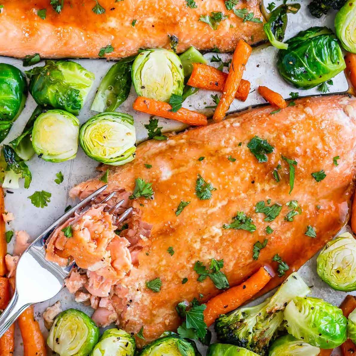 This sheet pan maple glazed salmon and vegetables is an easy, one pan meal that the whole family will love. And the maple glaze has just 3 ingredients! Get the recipe: bake-eat-repeat.com/maple-glazed-s…