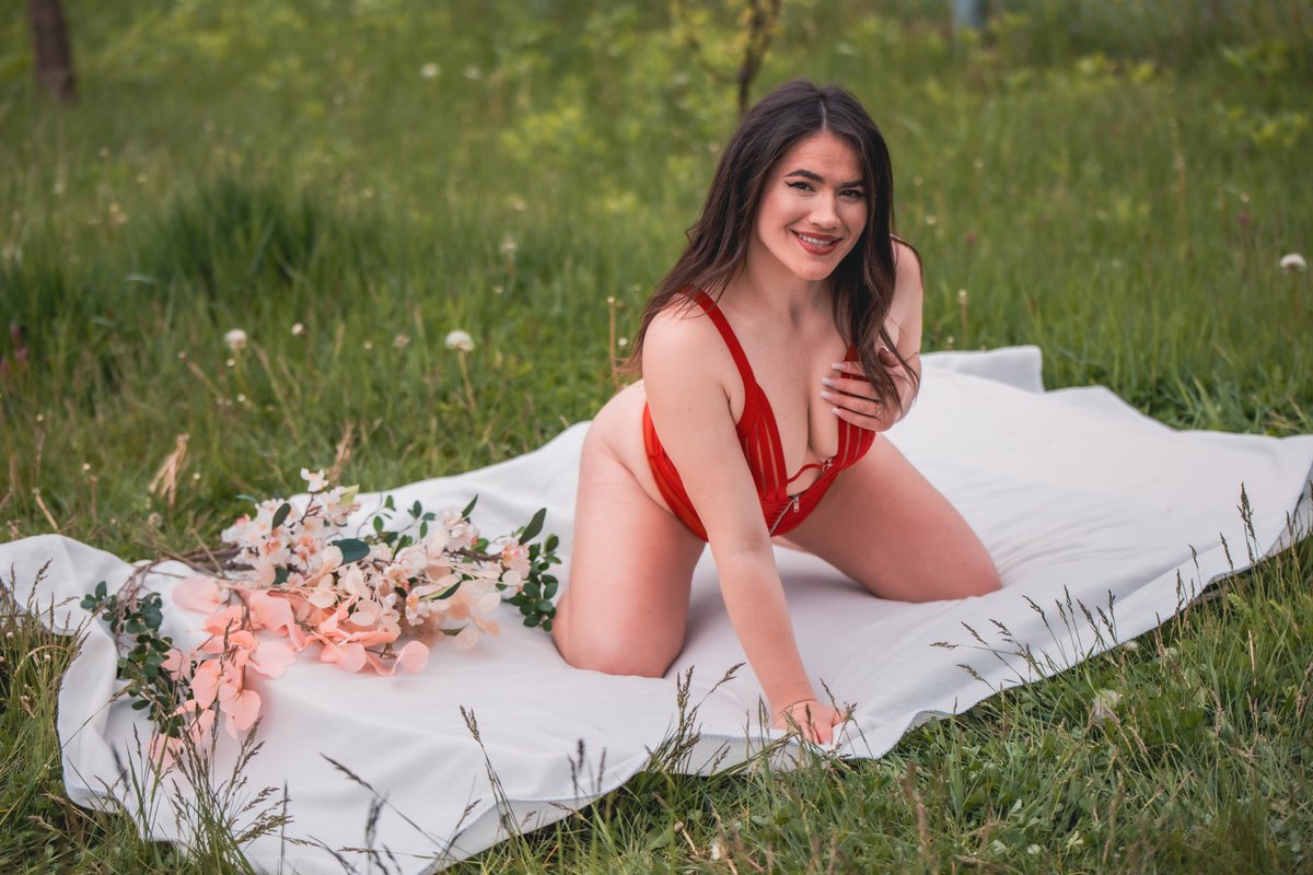 GirlsfromS20's tweet image. Looking for the perfect partner for a picnic in the park? Well, @DenizeLeclair is the perfect one for you.
She's fun, she's beautiful and her inviting vibe is making her your perfect companion for a hot day.
#picnicdate #beautifulwoman #perfectvibes