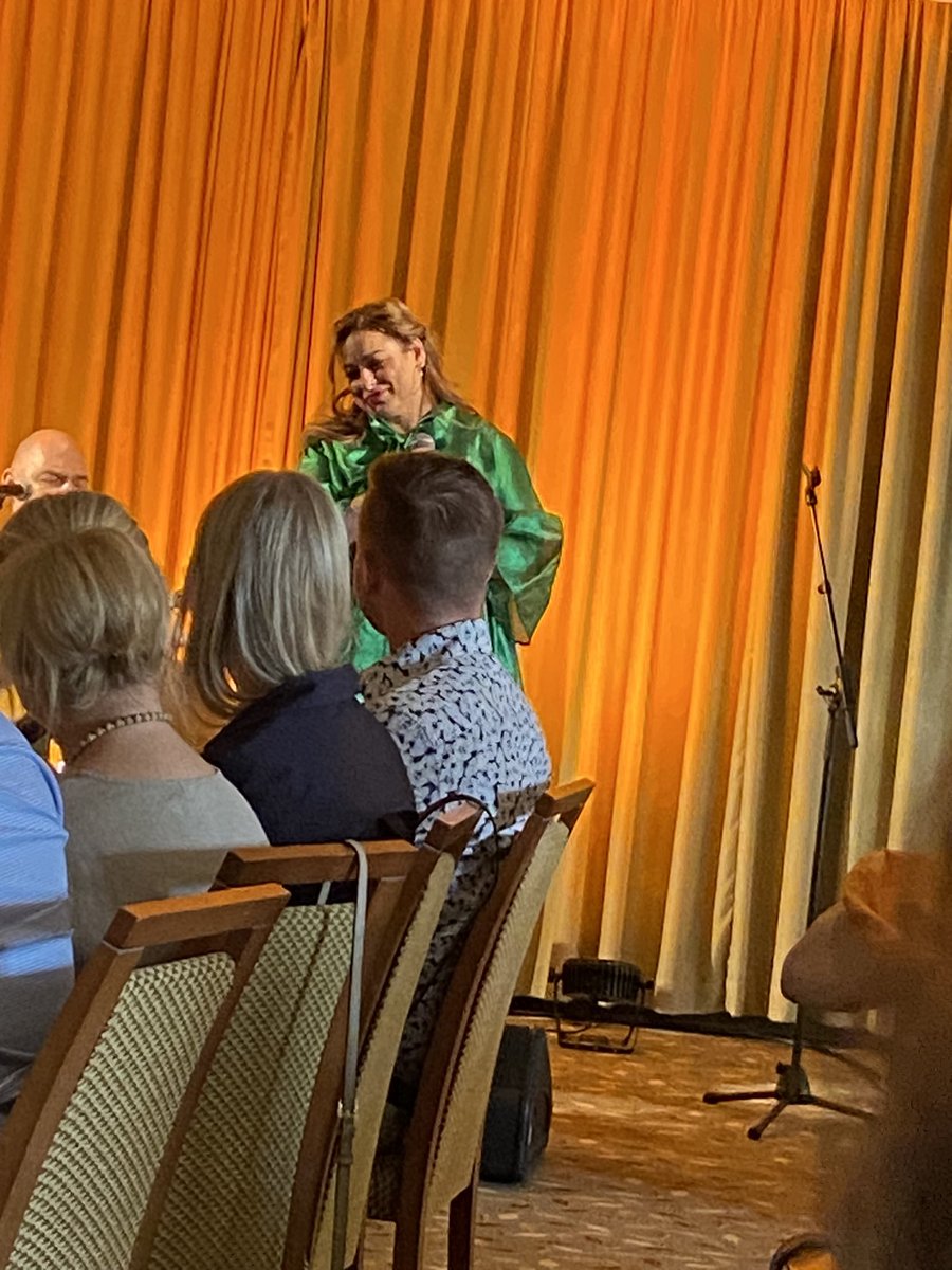 OP Uusimaa Johtamisen päivä huipentuu huikeaan laulaja Erinin lauluihin On elämä laina aivan ekaks. Todella mukava olla yhdessä läsnä koko porukalla.  Tällä joukkueella on ilo tehdä töitä. #OP  #Uusimaa  #työkaverit