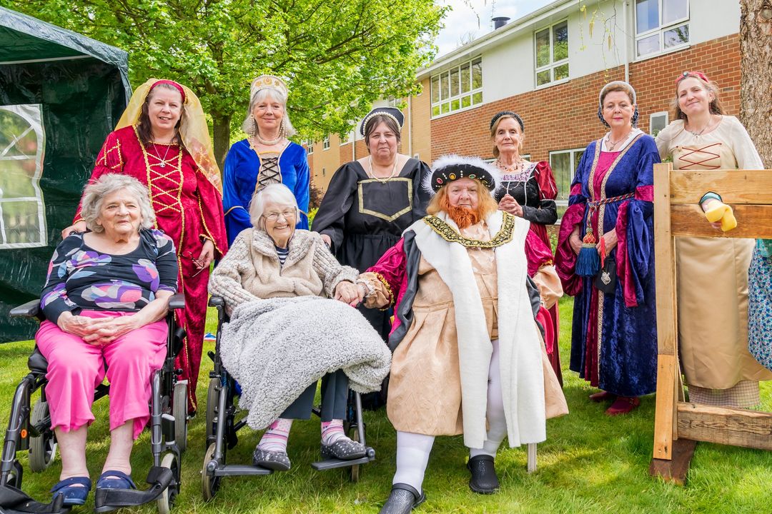 Official photos landed from Coronation weekend. Soroptimist #TunbridgeWells were honoured to #helpout @PickeringCancer by being Henry VIII's wives. Thanks @rusthallevents for an amazing Treasure Hunt. 📸 Richard Hughes