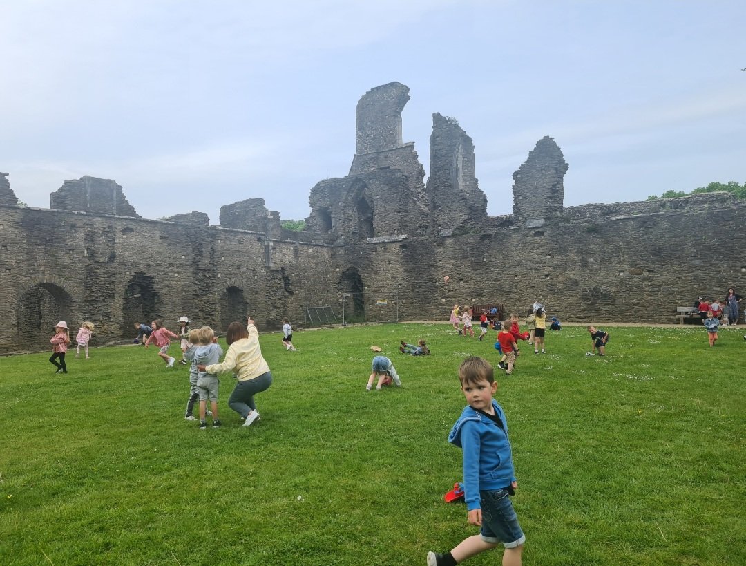 AbbeyPrim's tweet photo. Reception picnic at Abbey Ruins @cadwwales Fun in the sun with our friends #LoveWhereYouLive #HealthyConfidentIndividuals #Article31 #ReceptionSP #ReceptionNG https://t.co/hivXdCNlj6