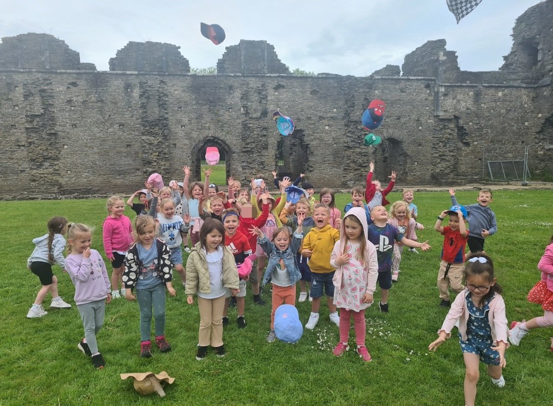 AbbeyPrim's tweet photo. Reception picnic at Abbey Ruins @cadwwales Fun in the sun with our friends #LoveWhereYouLive #HealthyConfidentIndividuals #Article31 #ReceptionSP #ReceptionNG https://t.co/hivXdCNlj6