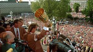 HisTOOORie's tweet photo. Heute vor 31 Jahren schrieb Hannover 96 Fußballgeschichte.

Die Niedersachsen gewannen den DFB-Pokal - als erster und bislang einziger Zweitligist.

50.000 Fans empfangen am Tag nach dem Finale in Hannover die Mannschaft und feiern ihre Pokalhelden. https://t.co/PutowD5Yf7