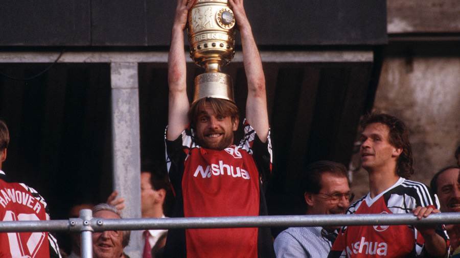 HisTOOORie's tweet photo. Hannover 96 spielte mit folgender Aufstellung:

 Sievers, Wojcicki, Heemsoth, Sundermann, Klütz, Schjönberg-Christensen, Freund, Surmann, Kretzschmar, Djelmas und Koch.

Elfmeterschießen: https://t.co/GSN6RdeOdM https://t.co/4u3obZ37Df