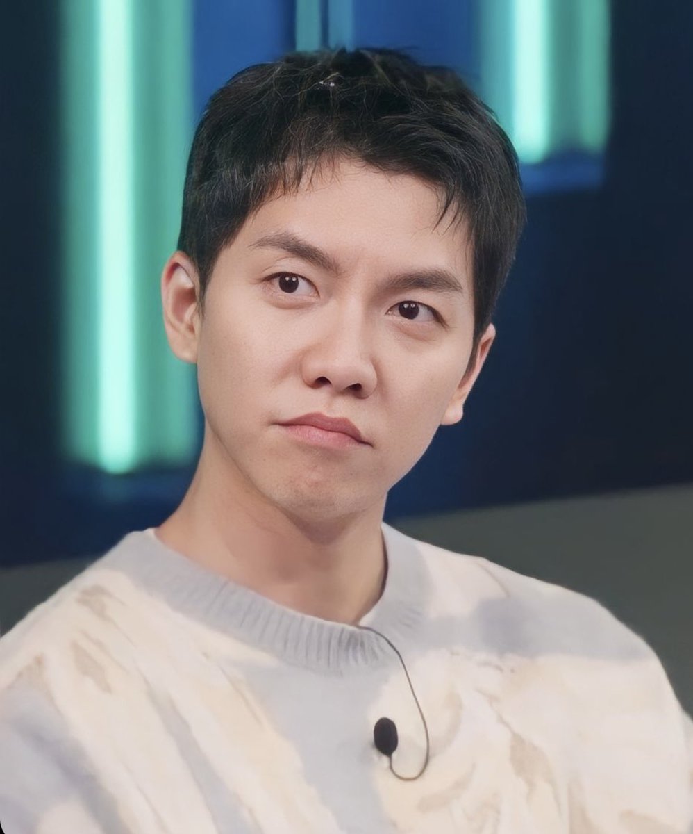 W01LSG's tweet photo. Handsome 😍😍
#LeeSeungGi 
#StrongHeartLeague https://t.co/CqAl5HEF75