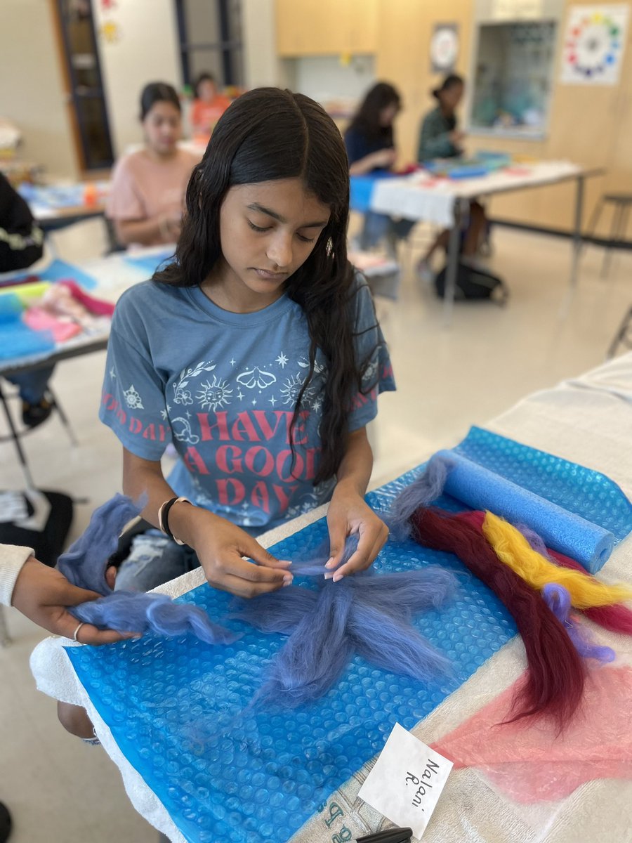 MrskrauseArt's tweet photo. Artist Mallory Zondag is working with our 7th and 8th graders this week here at @NitschmannMS teaching our Lions how to make flowers out of fibers using felting techniques #basdproud #basdart @BethlehemAreaSD https://t.co/mnThnkhADt