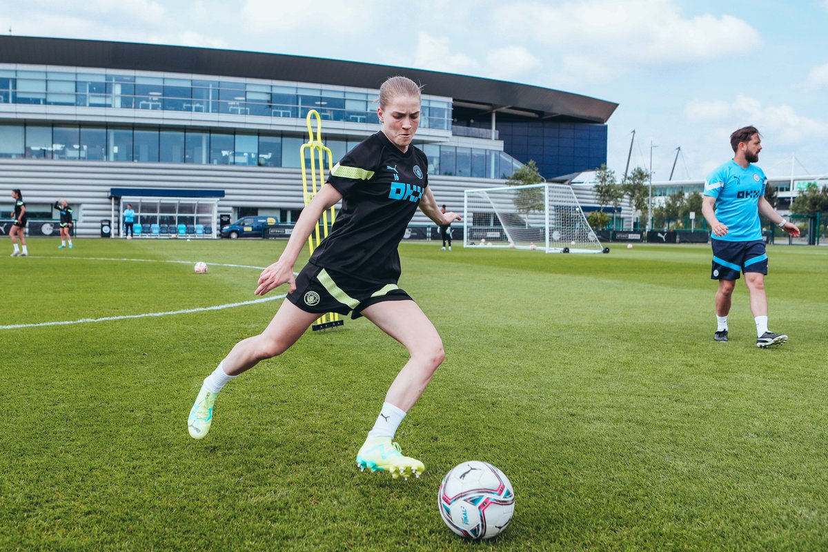 ManCity's tweet photo. Preparing for the last challenge of the WSL season! 💪 https://t.co/NiagxhEYIv