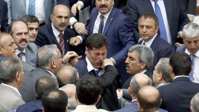 deveye diken, bazılarına döven yaranır 🙄