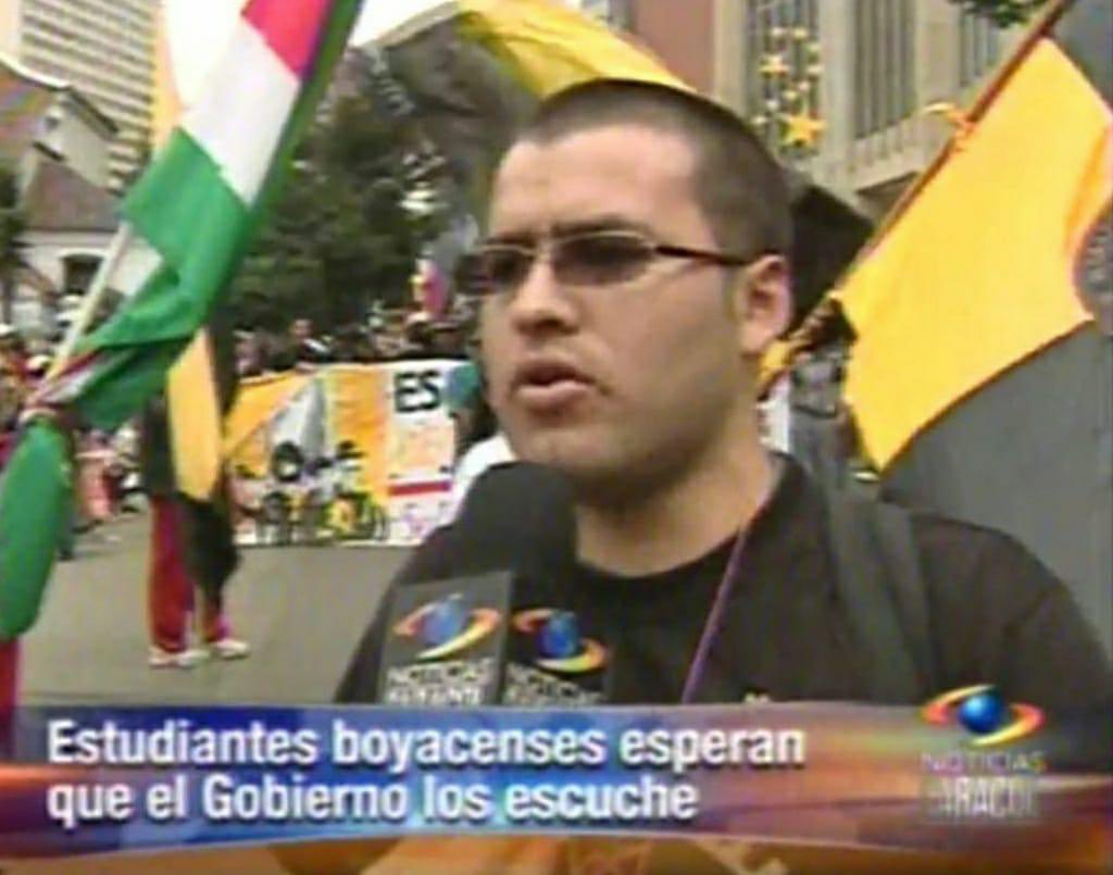 Junto a <a href="/CarlosAmayaR/">Carlos Amaya 🌻</a> y a toda una generación de lucha marchamos por más presupuesto para la Universidad en Colombia. Hoy se aprobó nuestra ponencia que garantiza mayor financiación para las IESP. Gracias Boyacá por su apoyo para estar acá firme en la defensa de la educación!