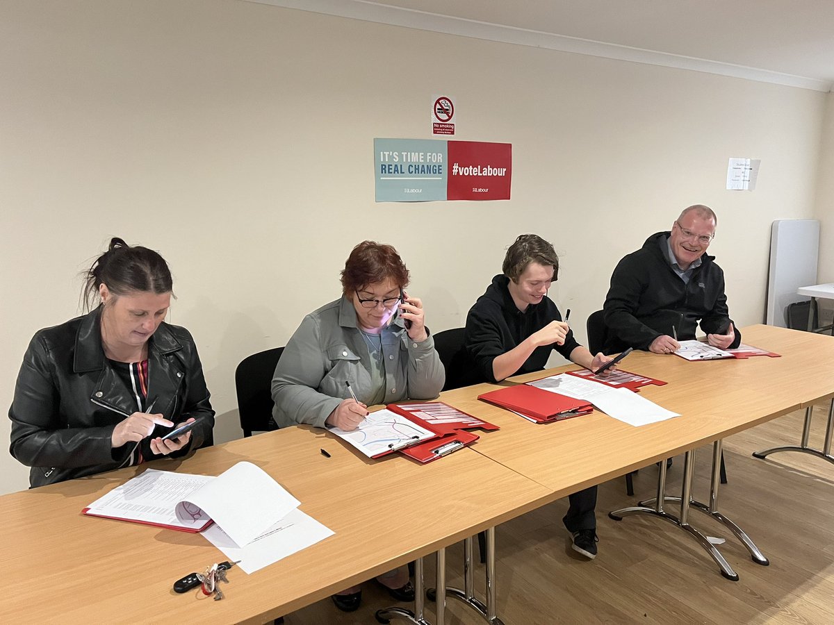 michelles12's tweet photo. Some phone banking tonight https://t.co/uKPYhFaaS7