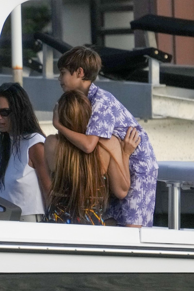 #Shakira y sus hijos se divierten en un viaje en bote por #Miami. 🤩🛥️ ¿Hay algo mejor que los planes con mamá? 💖👌🏻 

📸: Grosby Group