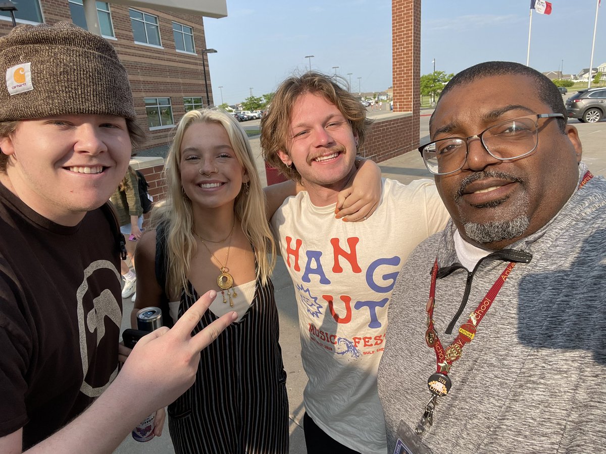 It’s all smiles for these seniors on Seniors’ Last Day! #seniorselfies