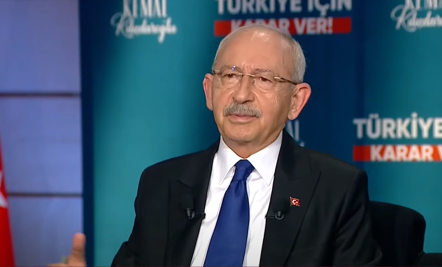 Kemal Kılıçdaroğlu: 

🔺Anayasanın ilk 4 maddesini değiştirmek istiyorsanız Erdoğan'a vereceksiniz. Kadın haklarının kısıtlanmasını istiyorsanız Erdoğan'a vereceksiniz. 

🔺Sığınmacılar Türkiye'de kalsın, yenileri de gelsin diyorsanız Erdoğan'a vereceksiniz. 2 yıl içinde kendi