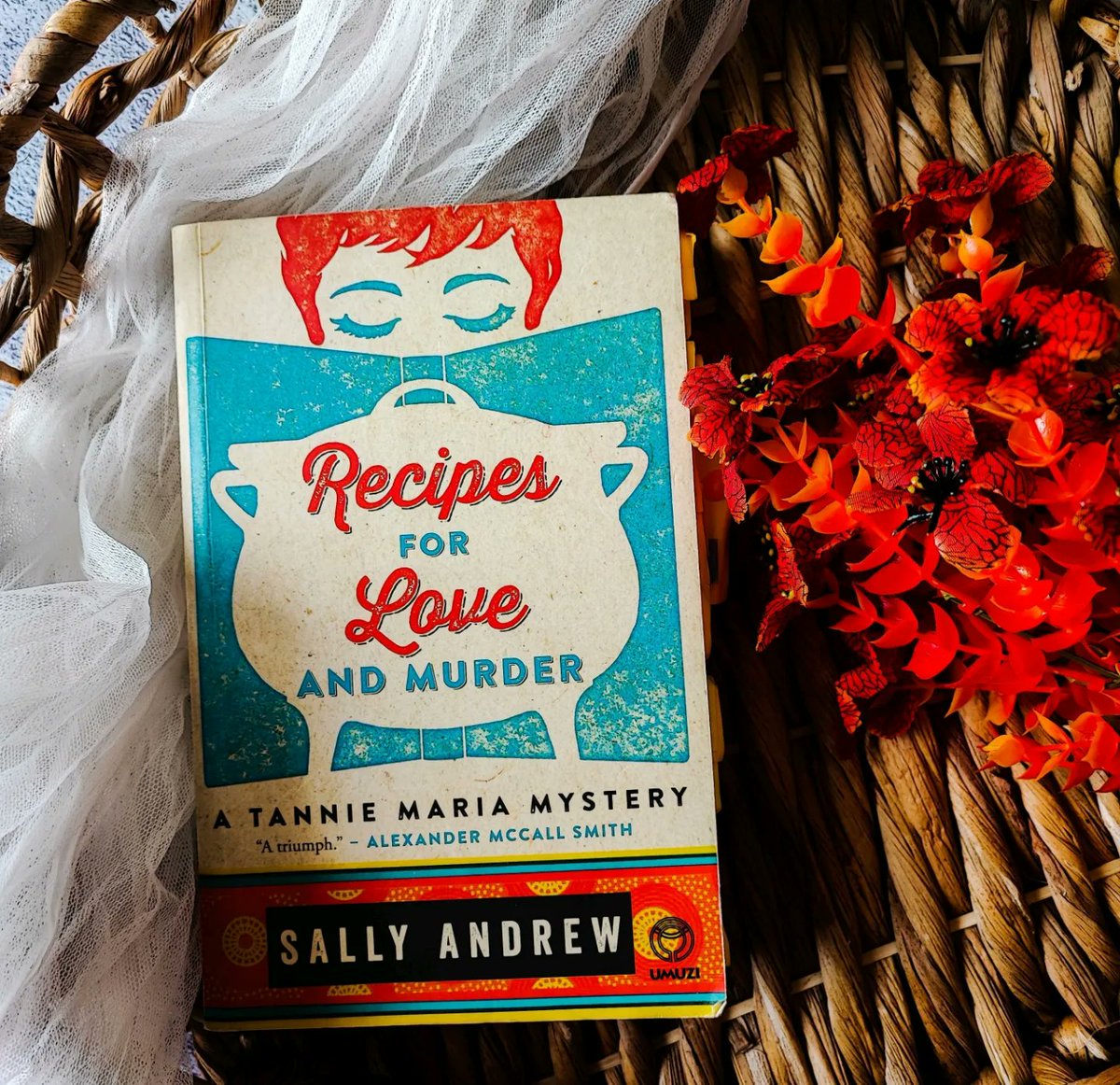 #RoeliaReads #TannieMaria #RecipesForLoveAndMurder 

Do you re-read books? 

Absolutely!  

What I read: Recipes for Love and Murder by Sally Andrew @TannieSall 

Read review plus favourite quotes: roeliareads.co.za/what-i-read-re…

@Umuzites @PenguinBooksSA