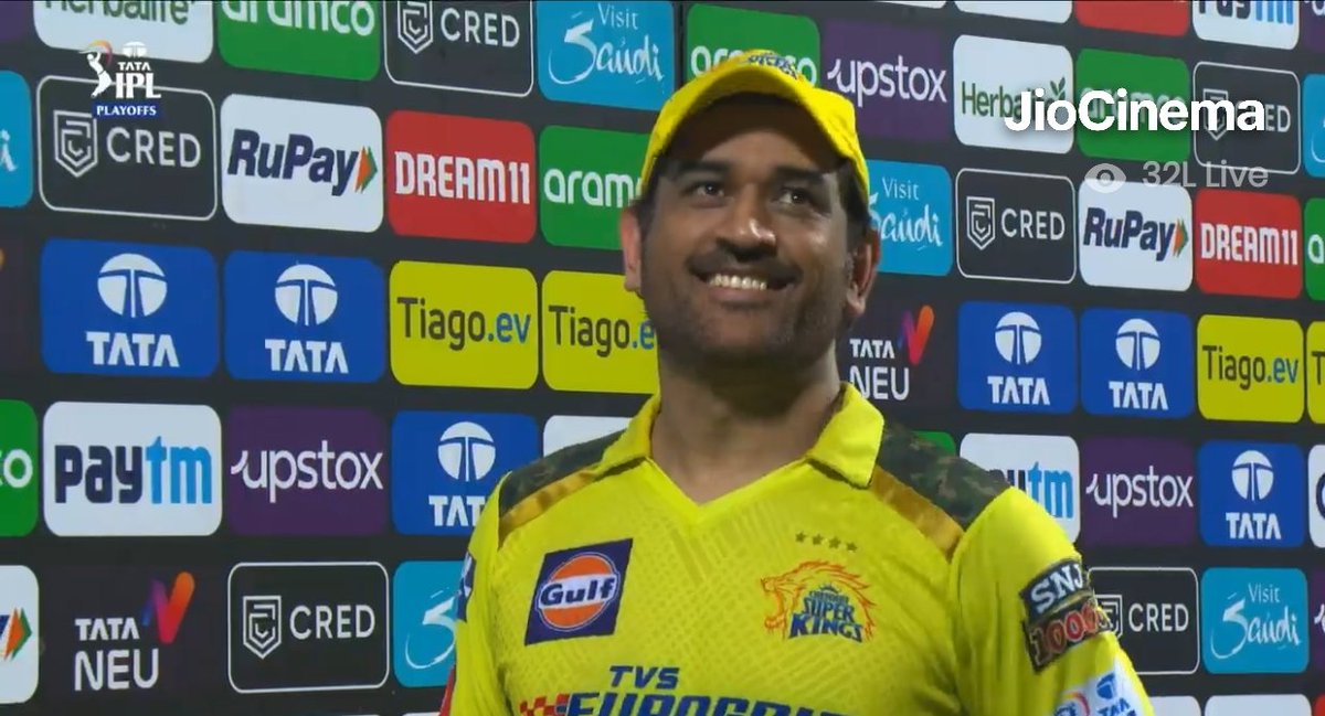 CricCrazyJohns's tweet photo. Dhoni got emotional when the crowd roared his name. https://t.co/EtVcWXU8h0