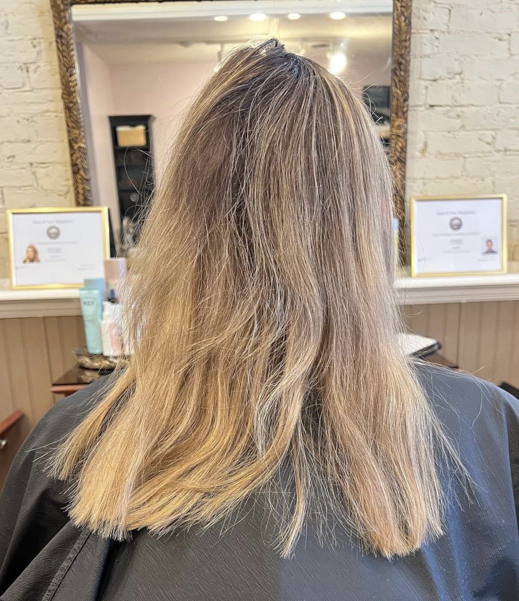 Beautiful balayage with some bright money pieces by Jilliane! Call or #bookonline at tranquilitynh.com.

#balayage #balayagehighlights #blondebalayage #blonde #blondehair #haircut #haircolor #haircolorist #blondespecialist