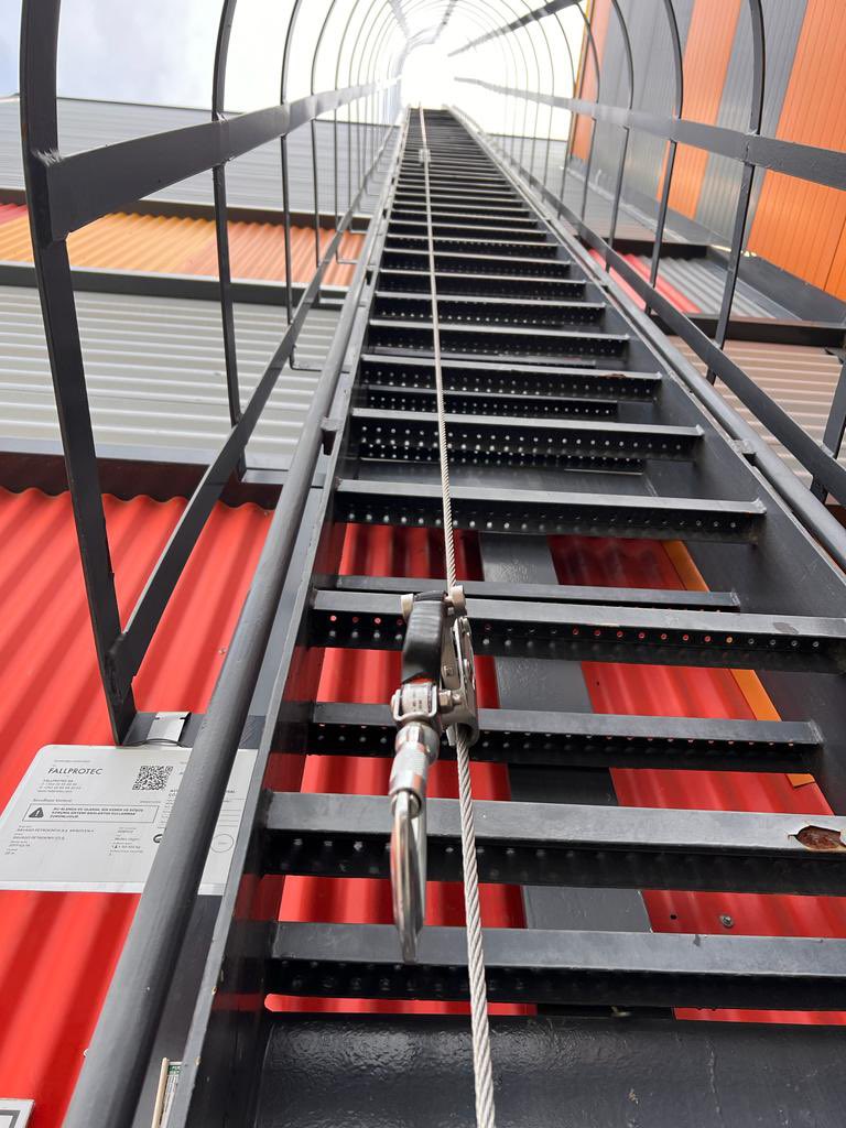 AvrasyaSafety's tweet photo. Ravago firmasında #securope dikey yaşam hattı çözümlemesi gerçekleştirdik. 

Paslanmaz çelik elemanların kullanıldığı bu güvenli sistemde, eller serbest olarak işinizi düşme korkusu yaşamadan rahatça yapabilirsiniz. 

@Fallprotec https://t.co/98MvS8NZwt