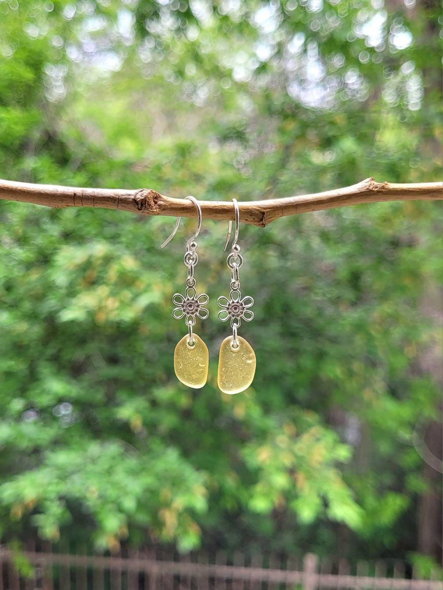 Summery and #surftumbled, rare #handmade, genuine yellow #seaglass & sterling silver #flowerearrings! etsy.com/listing/148811… #seaglassjewelry #genuineseaglass #flowerjewelry #seaglassearrings #yellowseaglass #handmadeearrings #yellowearrings #floraljewelry #giftsforher