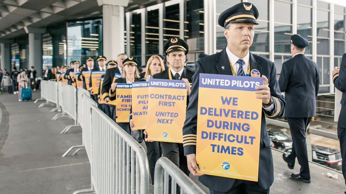 ALPAPilots's tweet photo. Do the Right Thing, @United. #ContractFirst #UnitedNext https://t.co/FtbFy2RKB2